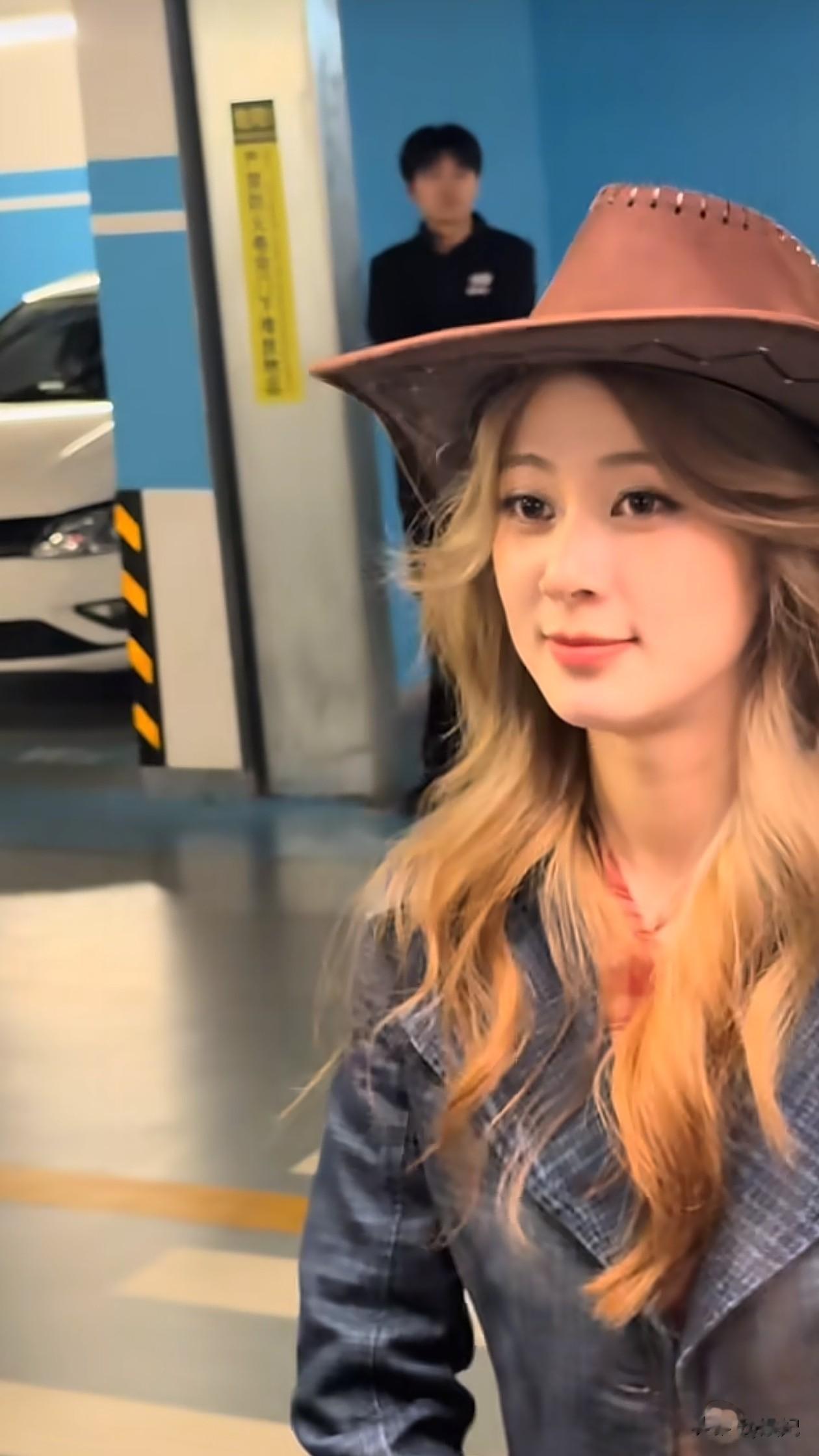 26岁赵昭仪最新穿搭：短外套+半身裙+短靴，尽显大长腿，脸好精致