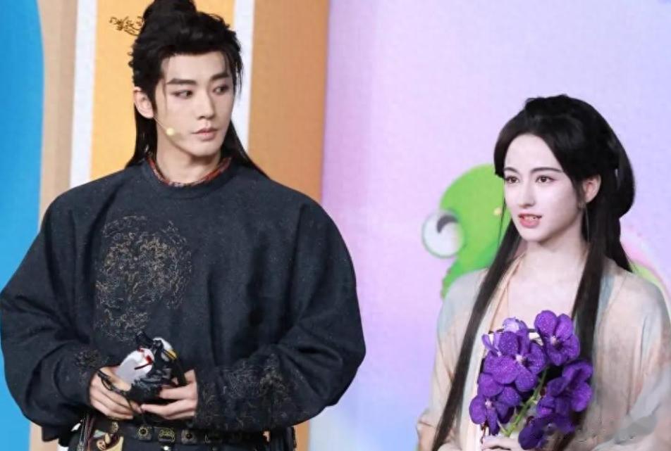 邓为新剧搭档小迪丽热巴惨沦镶边男主,3度停拍内幕曝光,粉丝气炸