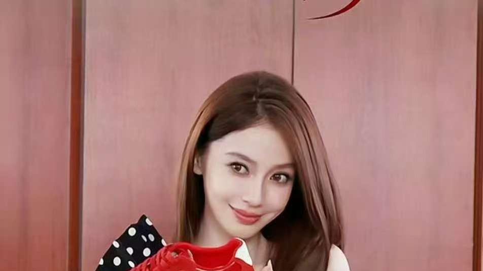 美神降临：Angelababy高定造型唤醒千禧美学记忆
