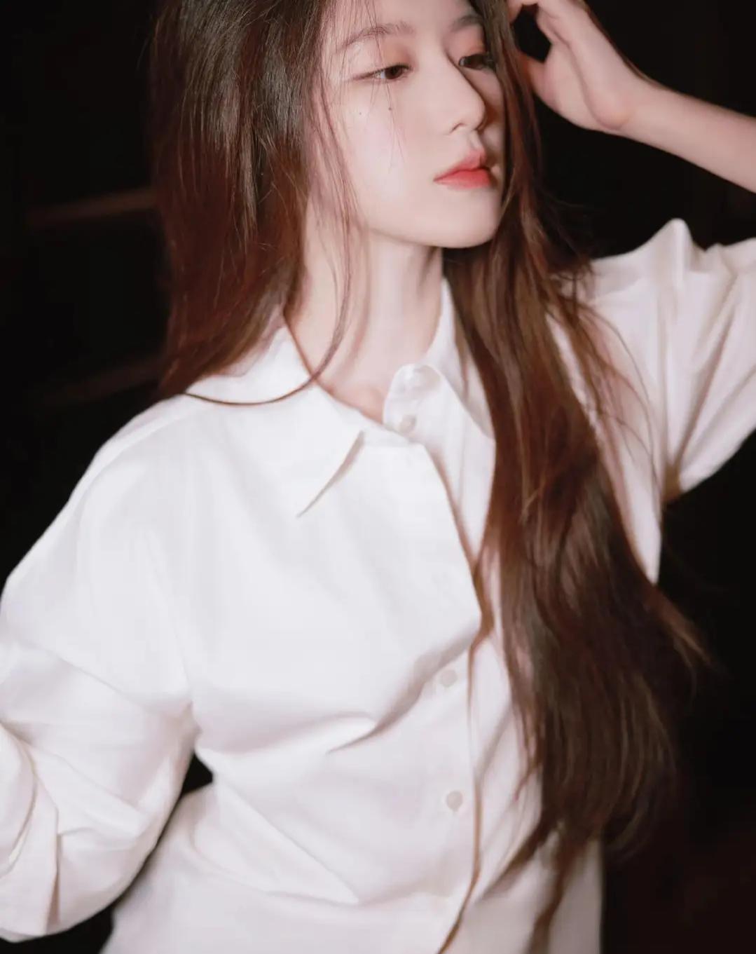 叶舒华分享写真，白衬衣配半裙，简约穿搭衬出优雅气质与美貌