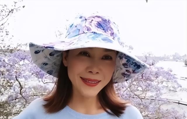 国内捞金国外花?田震开启内地演唱会,网友:和那英比起来差远呢