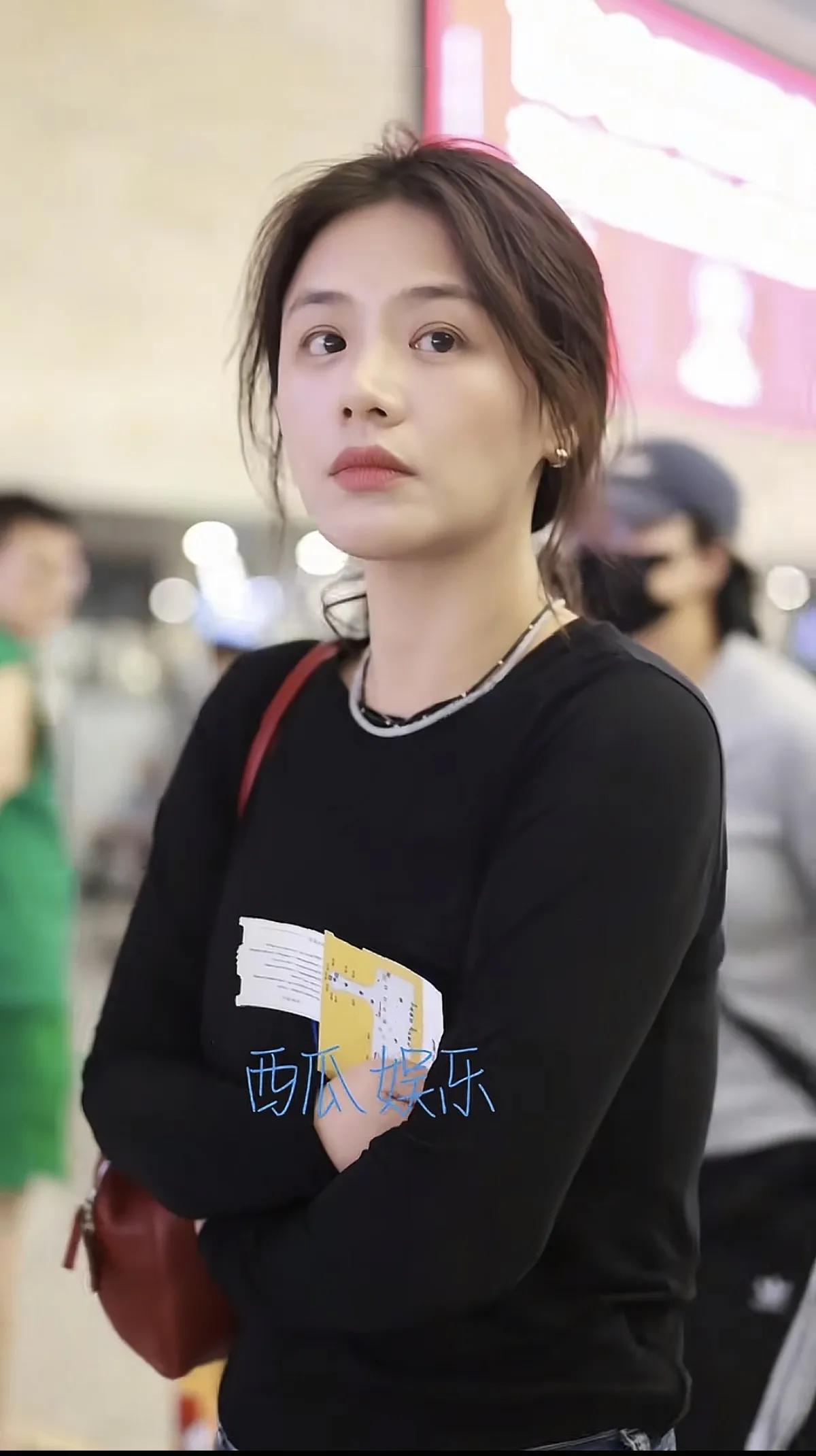 马思纯机场素颜被偶遇,日常穿搭随意又舒适,瘦下来的她真很漂亮