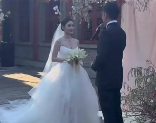 汪小菲婚礼现场，筱梅和亲妈含泪拥抱，小菲狂喊两声我愿意