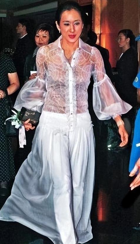 罗康瑞离婚再婚风波,追寻朱玲玲成笑谈,富豪人生难掩情感纠葛