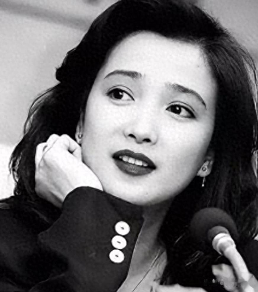 何晴离世4天后，前男友刘威参加活动被吐槽，一身老人味衣品太差