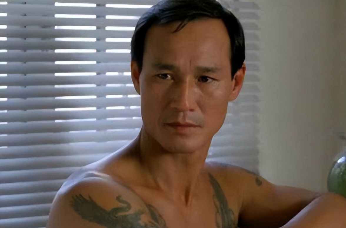 周慧敏罕露面，满脸皱纹如70岁老太，一口黄牙抢镜，女神滤镜全无