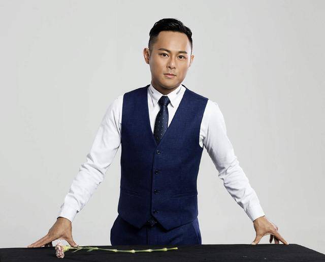 香港知名男星宣布复出,两度退出娱乐圈,举家移民澳洲失败