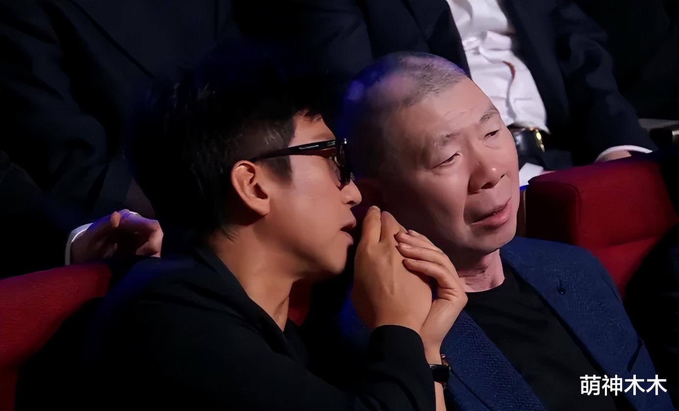 电影之夜台下:邓超黄晓明同坐无交流,佟丽娅玩手机,范丞丞表情失控