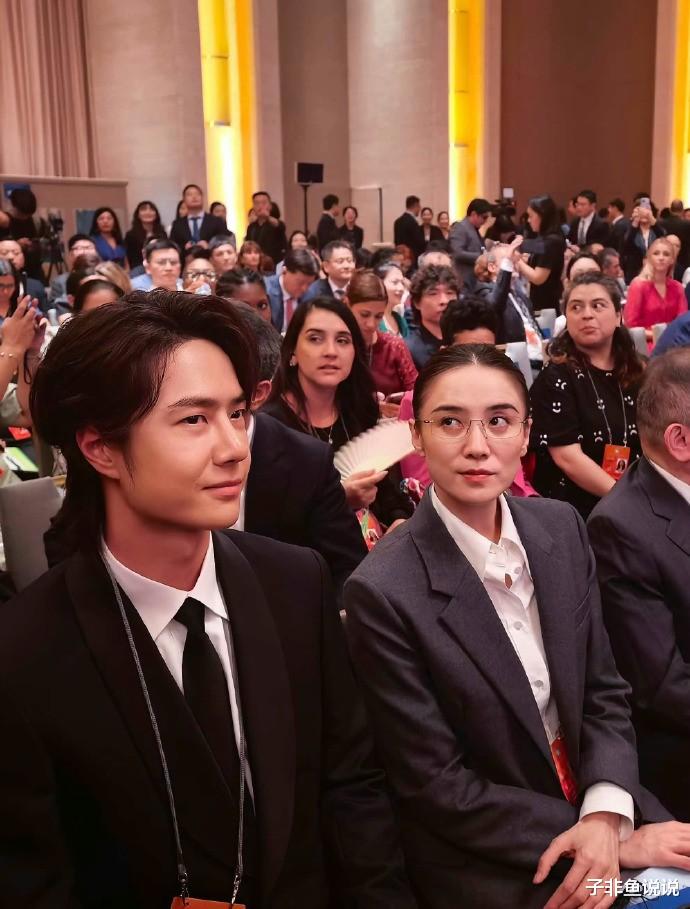 “精英姐弟”既视感！王一博宋佳同框会议，央视镜头下气场全开！