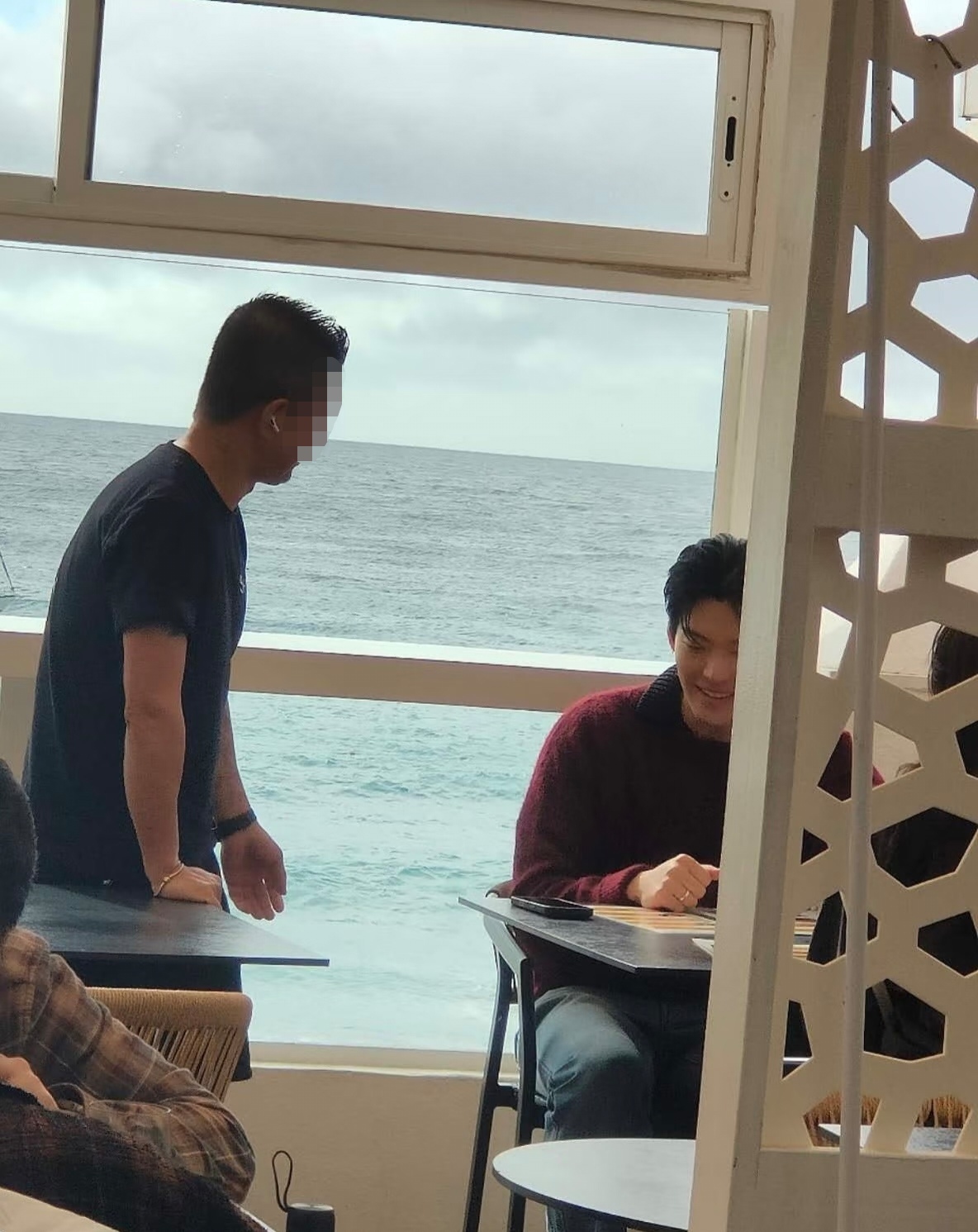 金宇彬与申敏儿西班牙度蜜月被偶遇，又高又帅，手上婚戒显眼