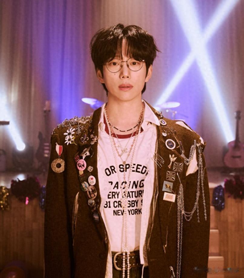 韩国男星收入曝光，每月版权费等于1辆进口车，老婆每天90度鞠躬