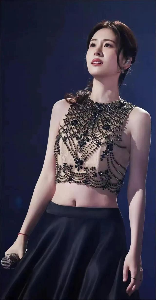 张碧晨演唱会上衣若隐若现镜头下太美了，网友：会不会太透视了？