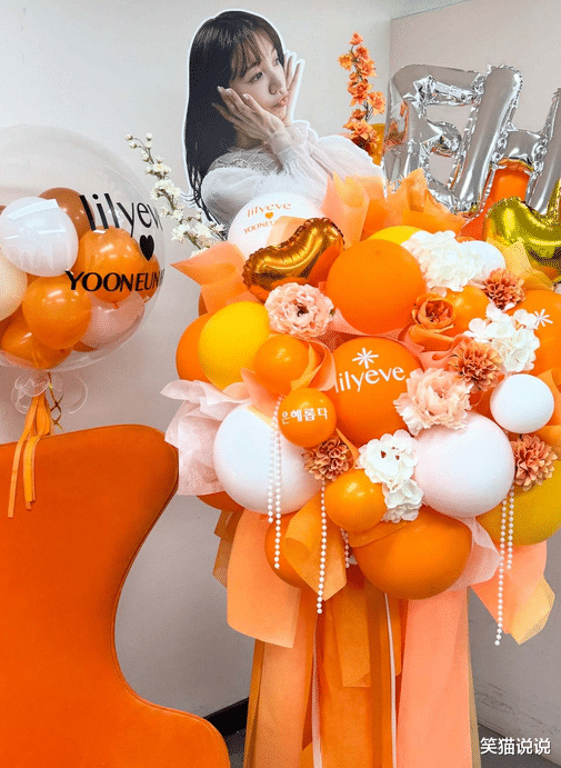 尹恩惠晒花絮照片：嘟嘴拍照好可爱，抱气球拍照心情佳