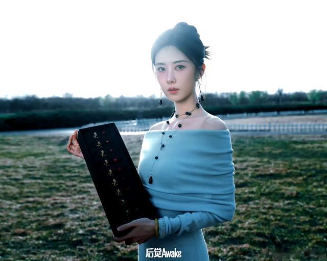 曹斐然，颜值身材曲线太惊艳