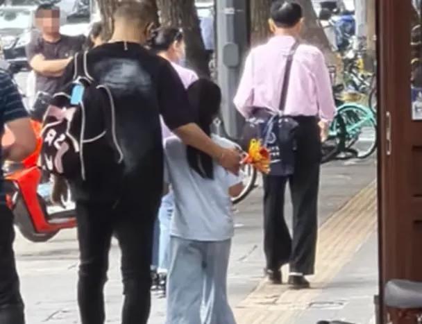 章子怡带女儿看酱园弄首映！ 10 岁醒醒穿公主裙好美，母女互动有爱