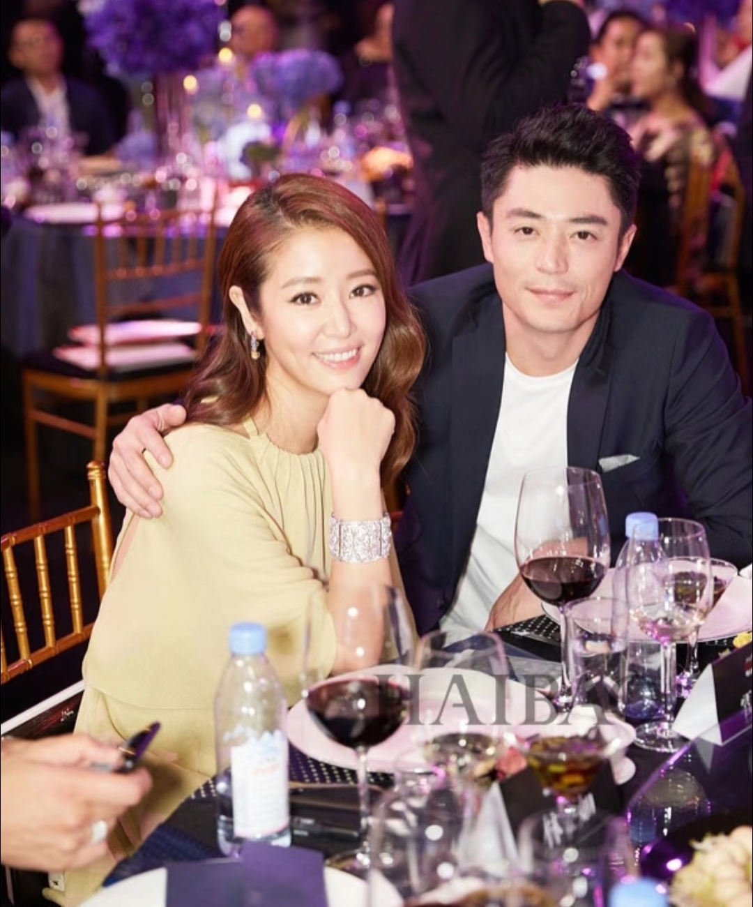 林心如夫妇冬至和好友聚餐，两口子素颜像30岁，霍建华微醺喝红脸