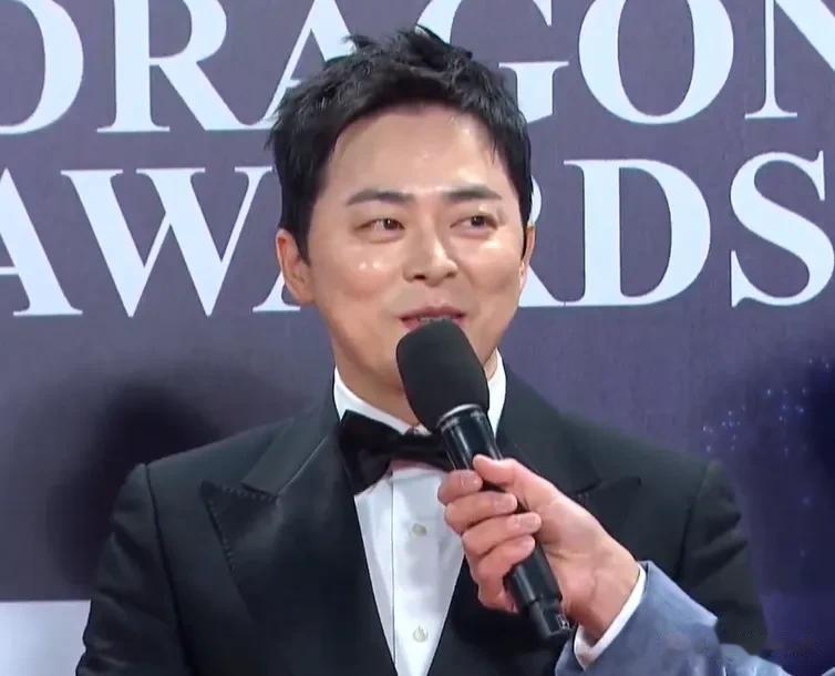 青龙奖红毯韩星集体翻车！孙艺珍面相变了，玄彬气色差发际线堪忧