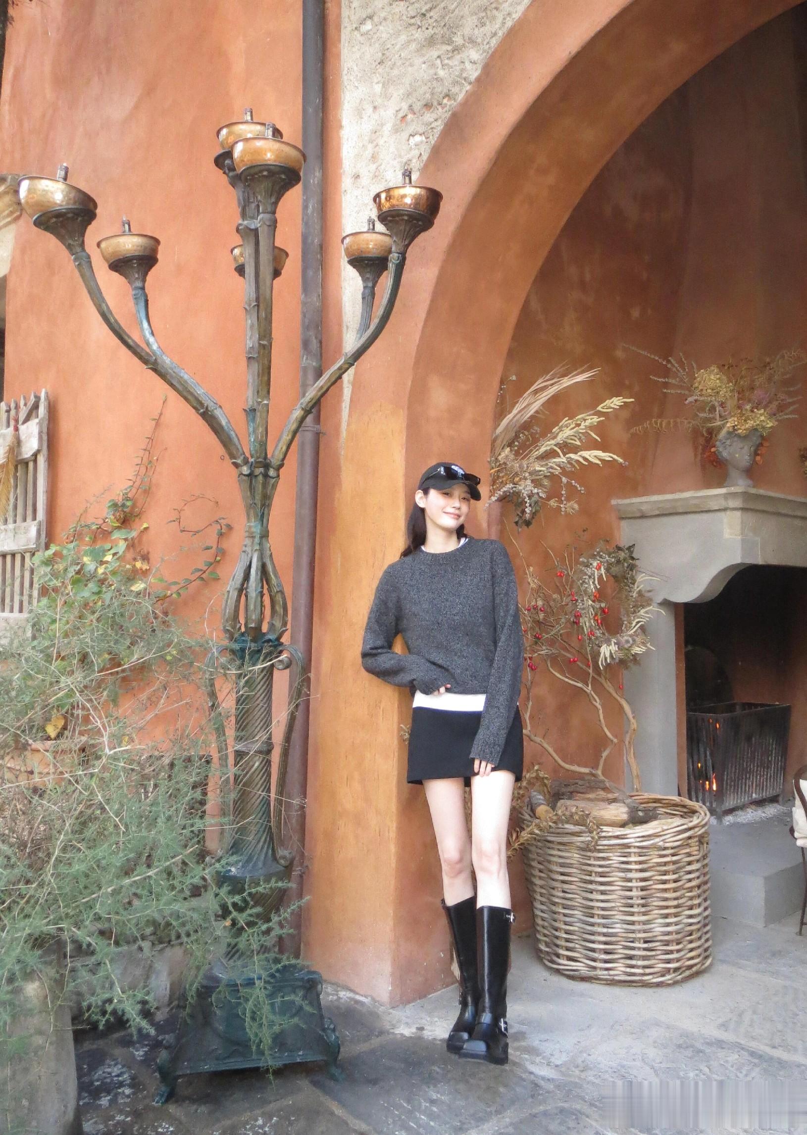 奚梦瑶分享旅途中超治愈的一刻,穿包裙搭配长靴,大长腿又细又白