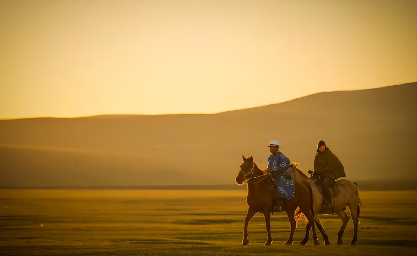 刘嘉玲在草原上的穿着好接地气!防风帽配墨镜也难掩好气色。