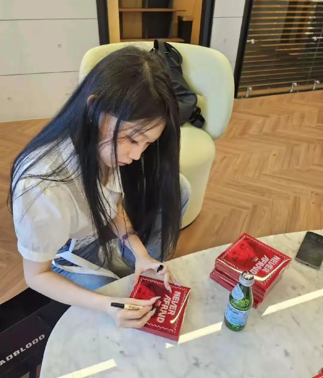 网友机场偶遇小沈阳女儿,她戴墨镜端咖啡坐着候机,真人很有气质