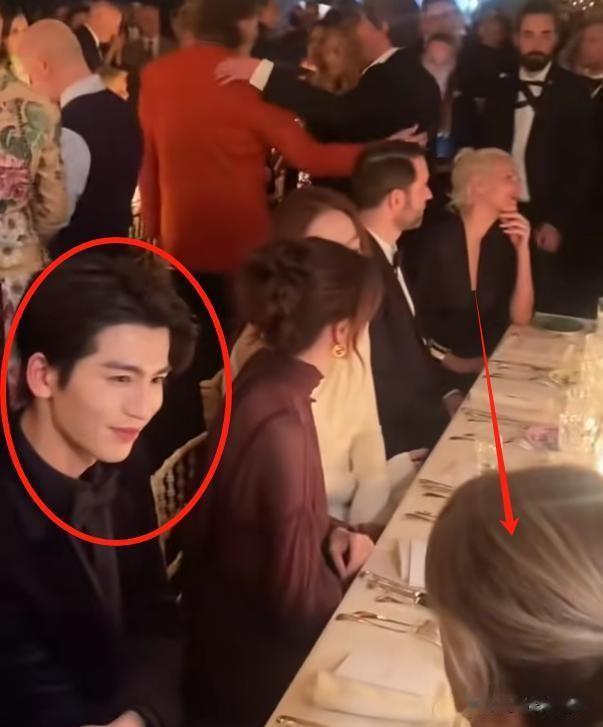 宝格丽这一夜，遭边缘化的刘亦菲，把娱乐圈名利场 展现的淋漓尽致