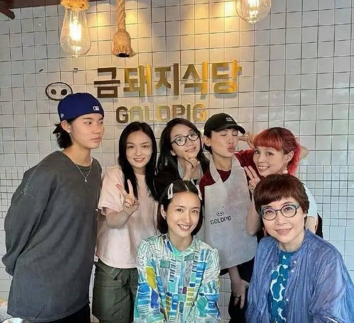 林依晨孕肚首曝光!42岁怀二胎状态惊艳 素颜聚会尽显幸福光芒