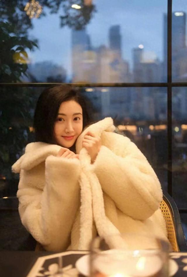 36岁景甜喊话全网求介绍对象，婚姻观引发热议