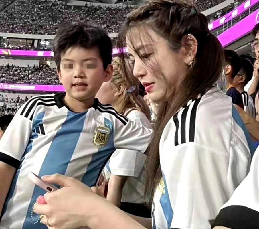 离婚9个月后,38岁陈晓再次传来喜讯,陈妍希和他的差距一目了然