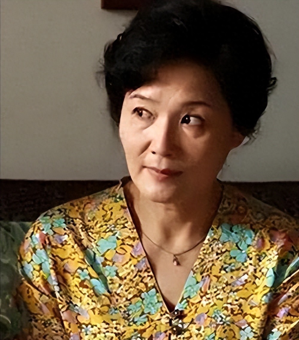 她是国家一级演员，离婚23年至今跟前夫住对门，还参加前婆婆葬礼