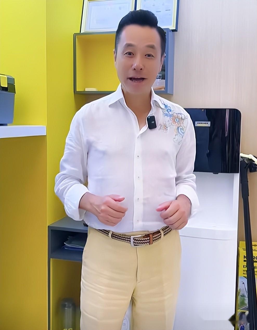 他曾是上海知名主持,和吉雪萍是好搭档,离开上海台后转行做吃播