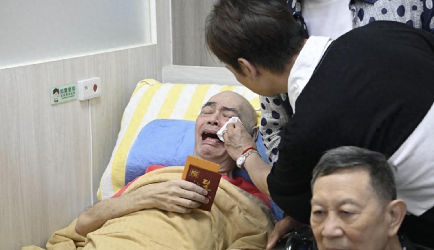 TVB绿叶中秋探望老友感触落泪，秦煌双脚肿胀发黑，张伟文已失智