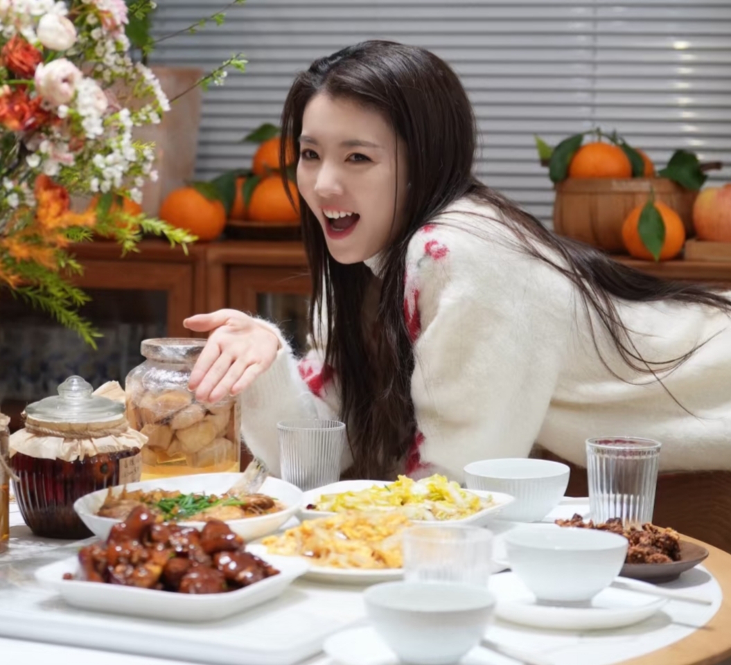 李云霄分享最新美照，穿花毛衣配长发插花烹肉，气质甜美喜迎元旦
