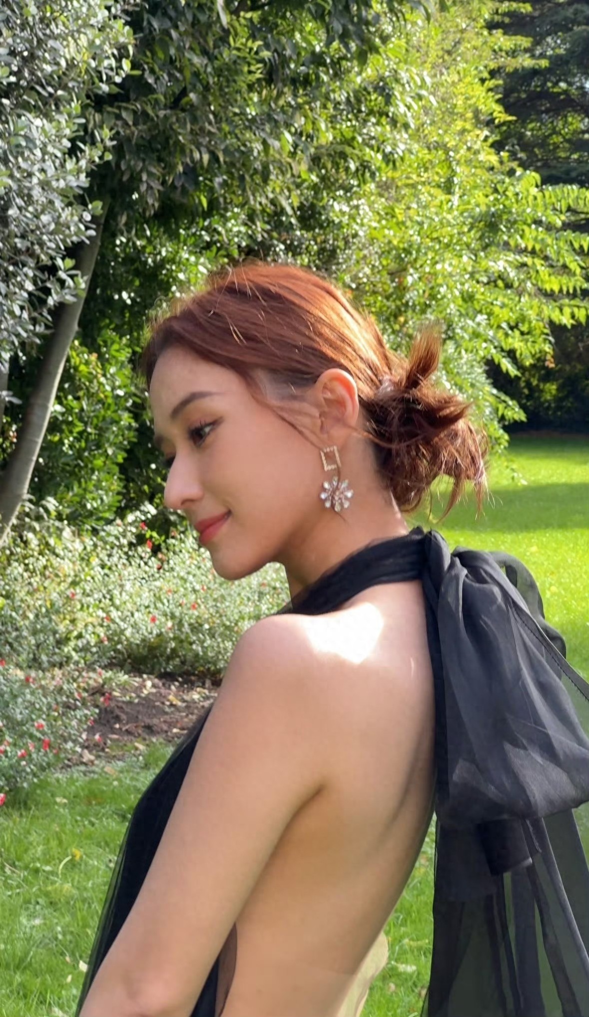 何超莲:挂脖花苞黑裙,这个背不去拔罐可惜了 ???