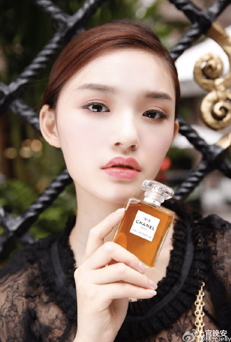 被丑手指拖累的6位明星，长了一张好看的脸，但伸出手能把人笑死