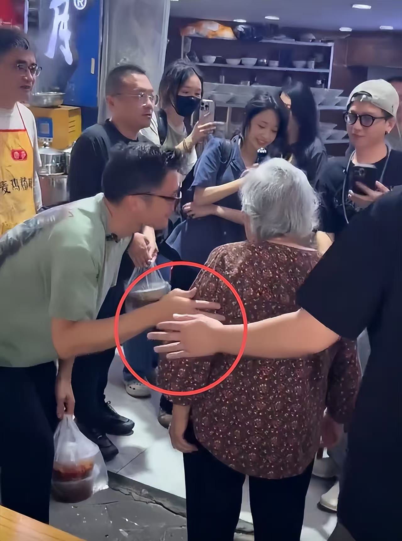 谢霆锋重庆吃路边摊，满脸褶子老到不敢认，和奶奶合影小动作抢镜