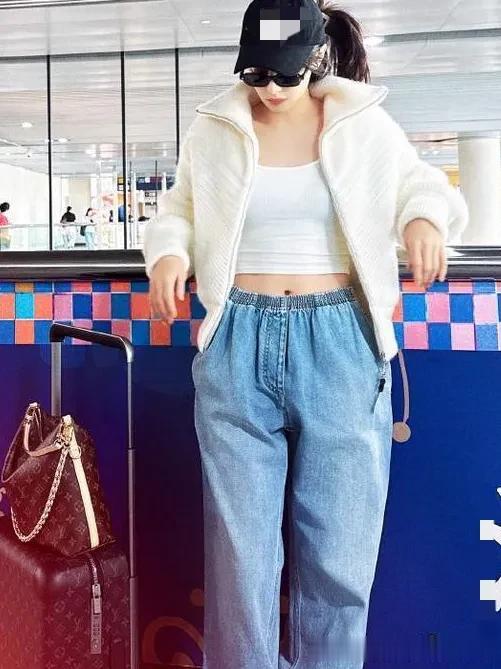 宋茜机场私服真时髦!穿白色翻领短外套+牛仔裤,松弛又高级!