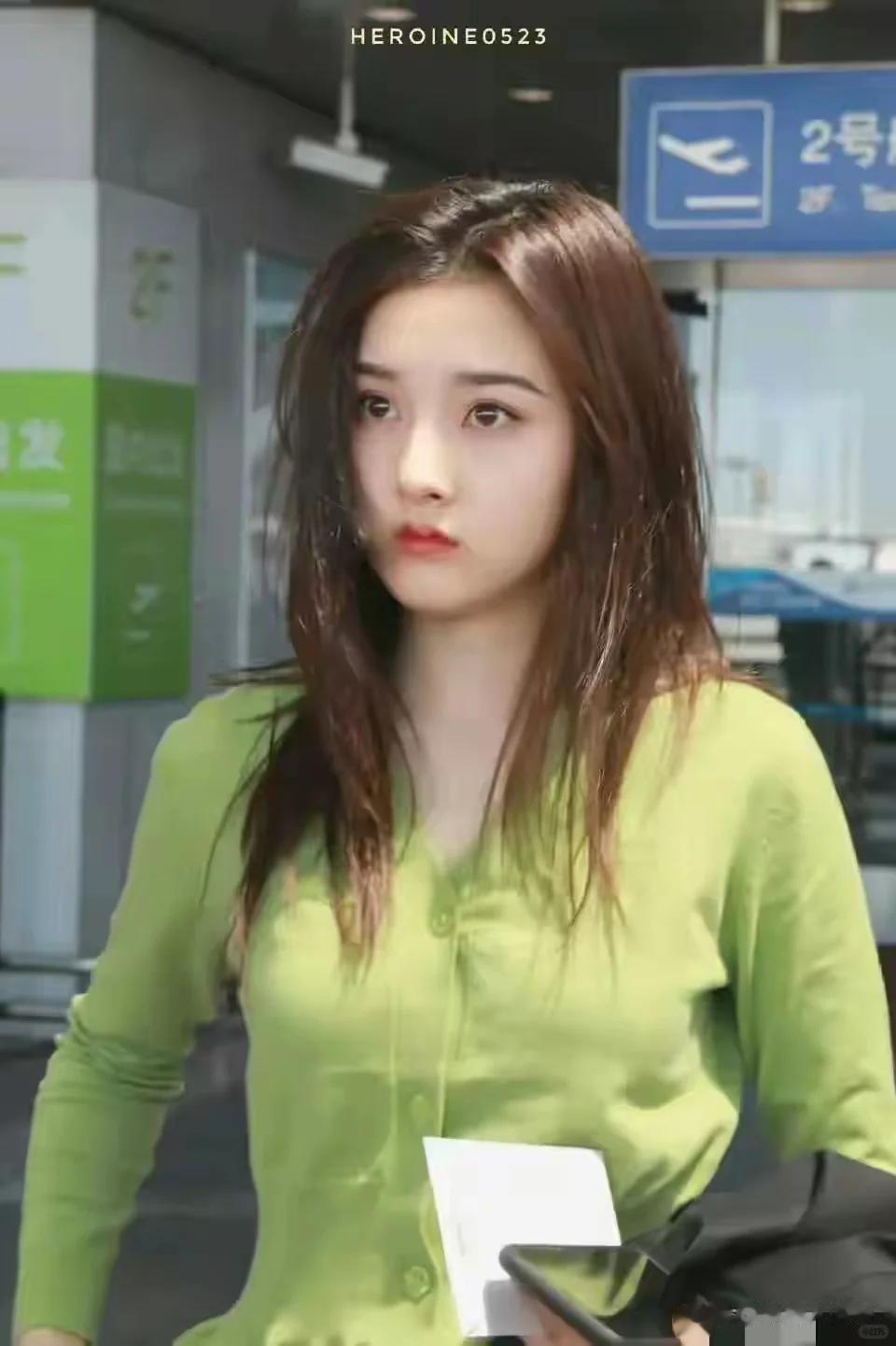 宋祖儿街头被偶遇，穿超短裙露出安全裤，走路姿势像外星人好怪异