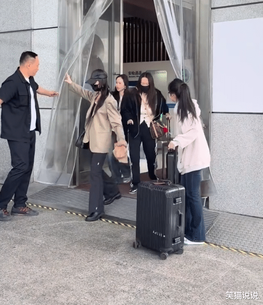 刘亦菲亮相上海机场：瘦了许多，为别人拉帘好暖心！
