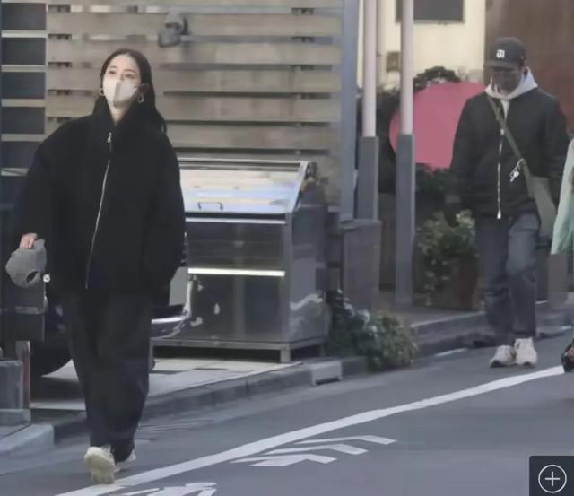 佐佐木希和老公渡边健外出，即使穿着不能在低调了也难掩绝世美貌