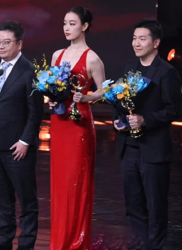 微博之夜内场，被珠圆玉润的孟子义惊艳，和陈都灵同框显松弛大气