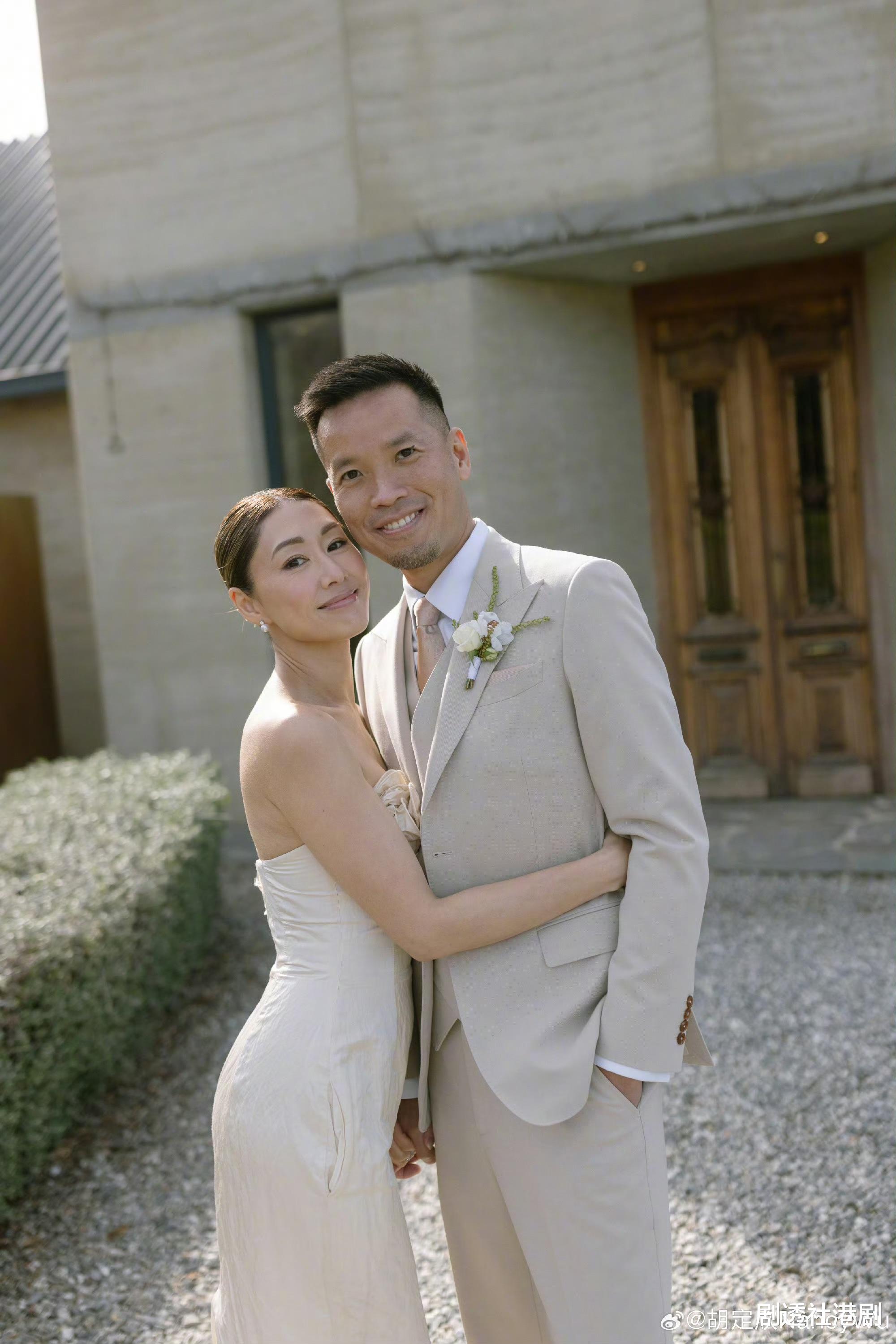 TVB视后晒家中新置圣诞树！意外曝光豪宅内景，两个月前突爆婚讯