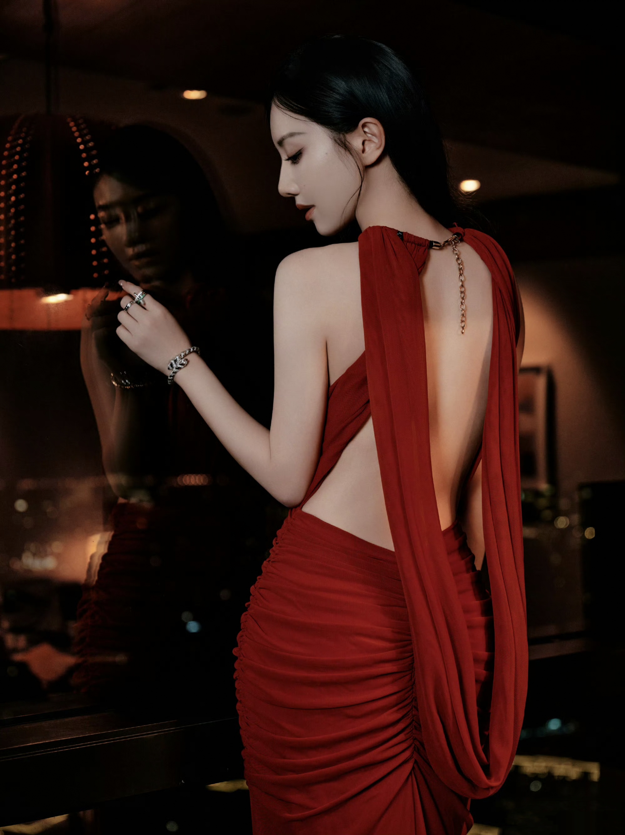 红色挂脖露背披肩长裙的王鹤润美极了