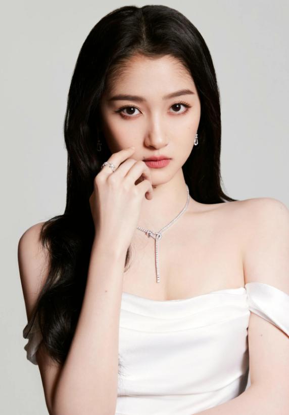 关晓彤高调官宣，亲密照片曝光引热议，网友：恭喜找到最值得爱的