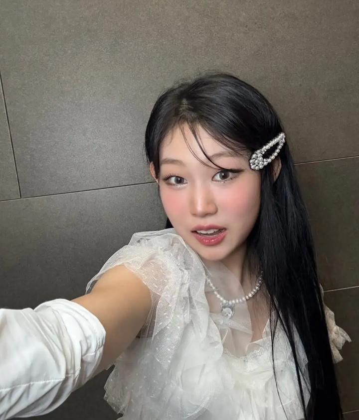 沈佳润音乐节穿短裙,被小沈阳逼加长裤,网友:她爸妈真疼爱她!