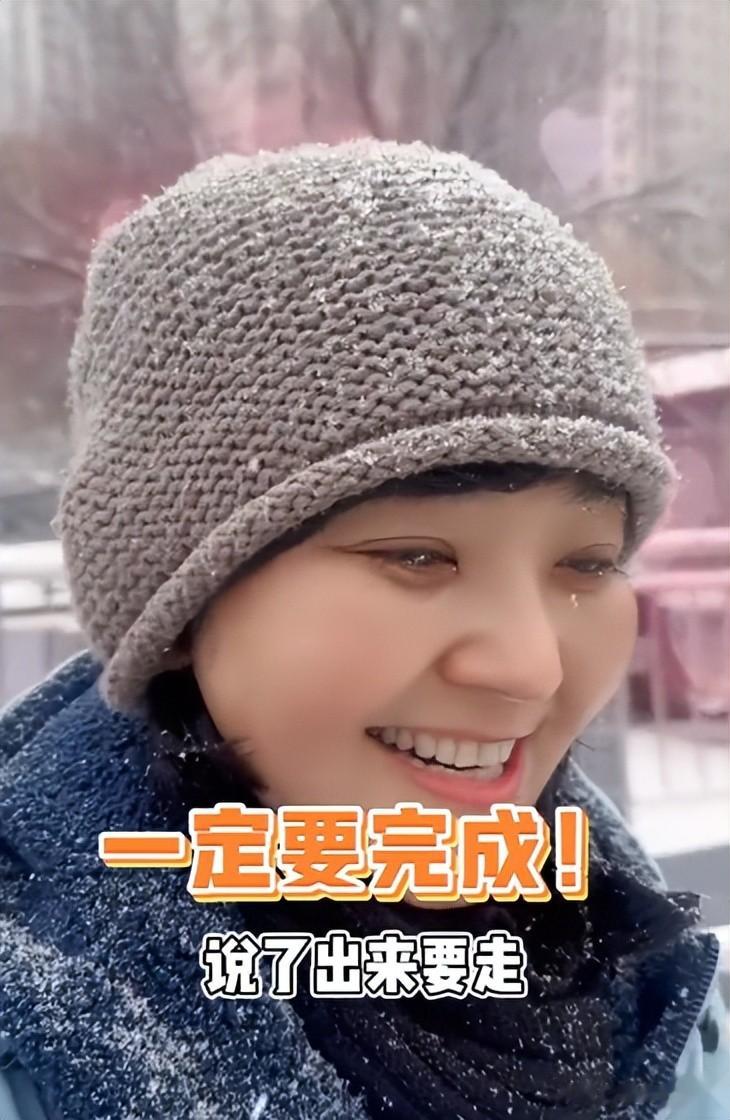 51岁方琼走路上班，穿百元羽绒服，鞋底直接断开，大雪天很狼狈！