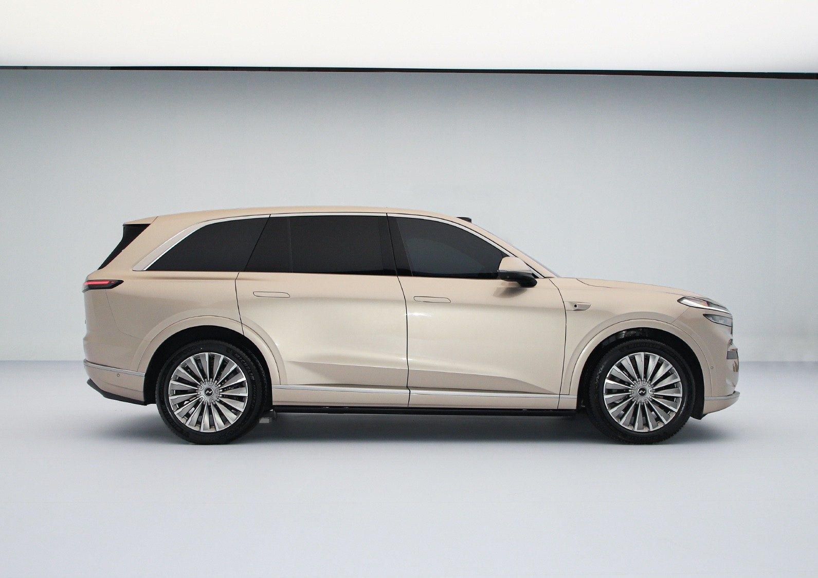 纯电版“理想L9”亮相！六/七座布局+电动侧踏，车长超5米1配四驱