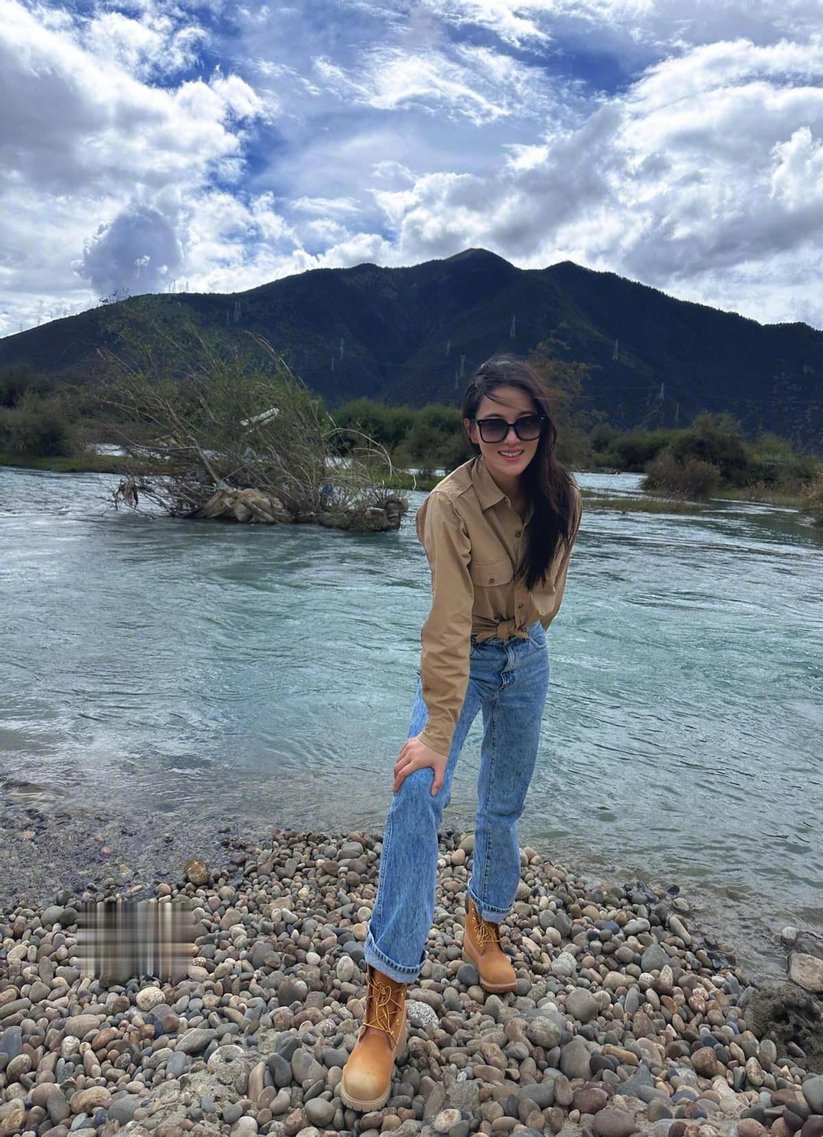 38岁张馨予太丰满了,穿衬衫都兜不住,我感慨军人老公果然会选人