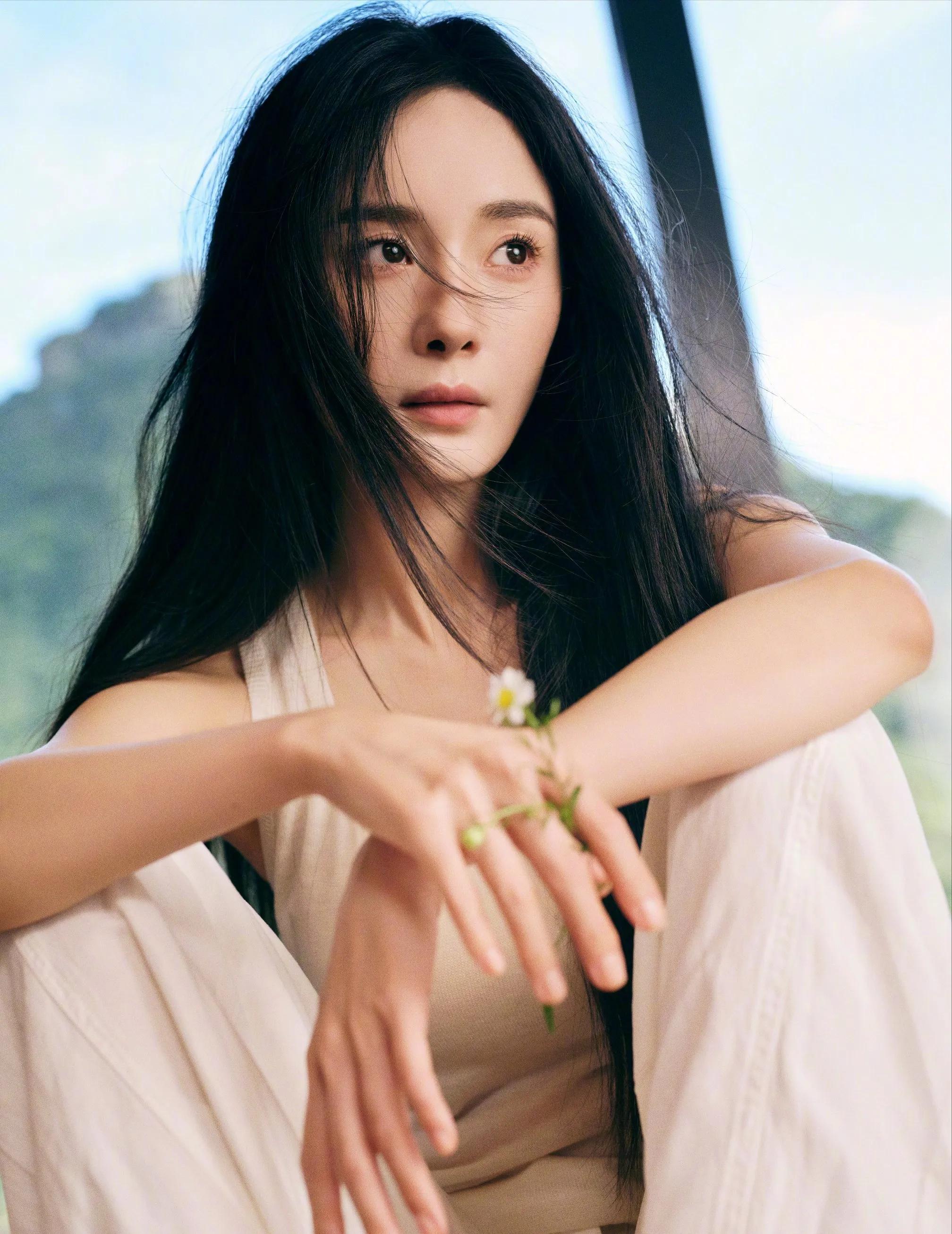 杨幂大道至简,简单的衣服也这么好看