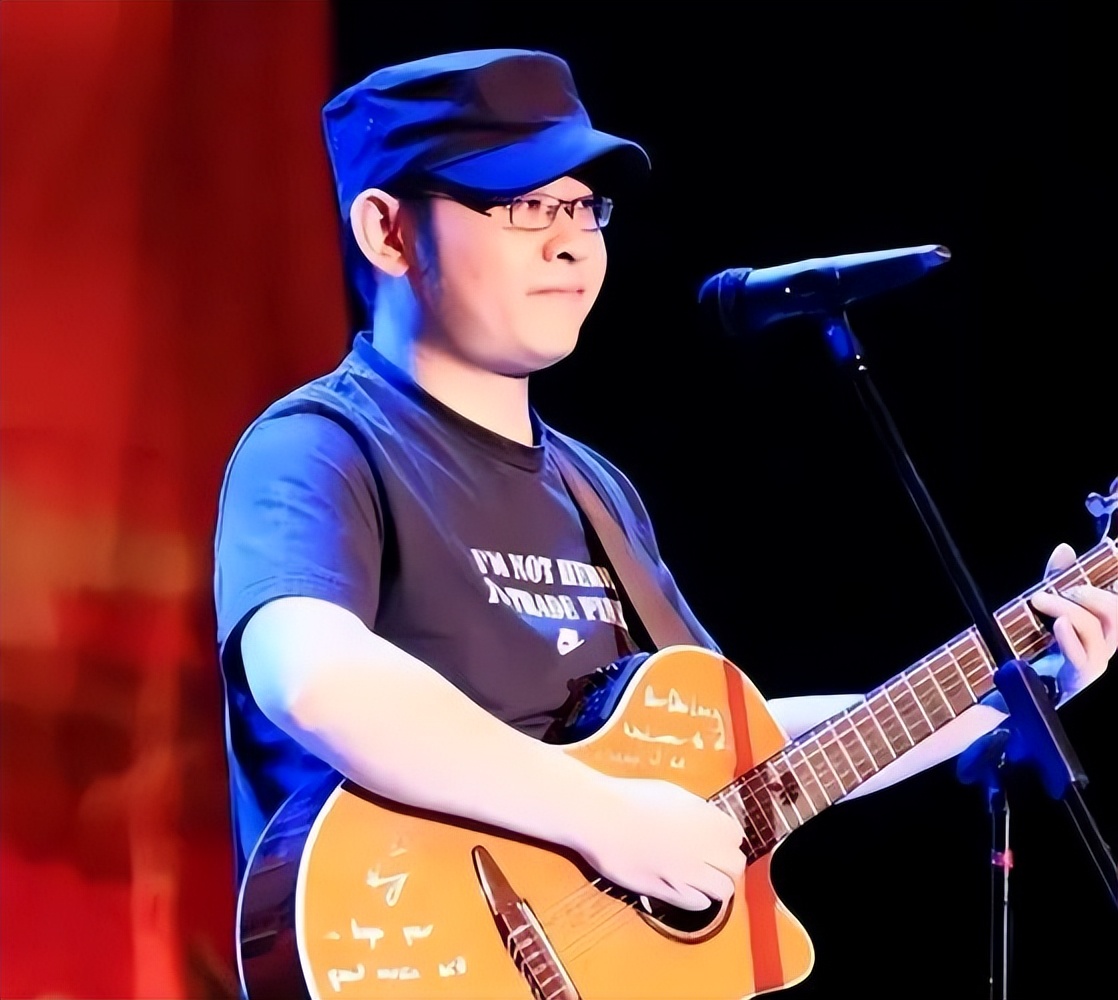 离婚34年后，再看刀郎那个\和富商私奔\的前妻，她后悔了没？