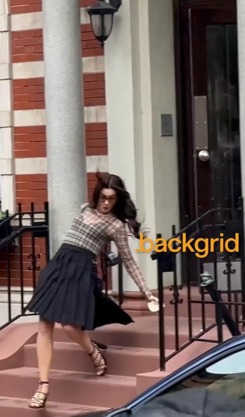 安妮·海瑟薇从楼梯上摔下去，屁股着地，但她手里的面包没摔坏！